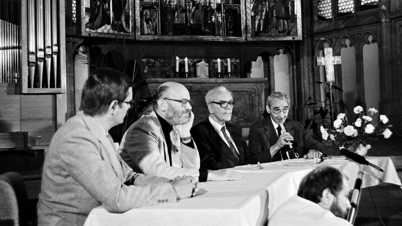 Ein Foto vom Kirchentag in Halle, 1988. Zweiter von rechts ist der ehemalige Ost-Berliner Bischof Albrecht Schönherr
Ein Foto vom Kirchentag in Halle, 1988. Zweiter von rechts ist der ehemalige Ost-Berliner Bischof Albrecht Schönherr
