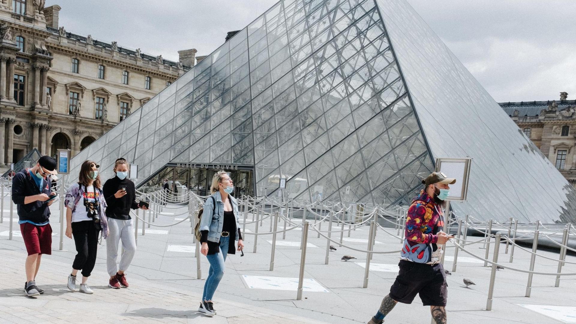 Der Louvre in Paris ist wieder geöffnet, 2020. Der Louvre in Paris ist wieder geöffnet, 2020.