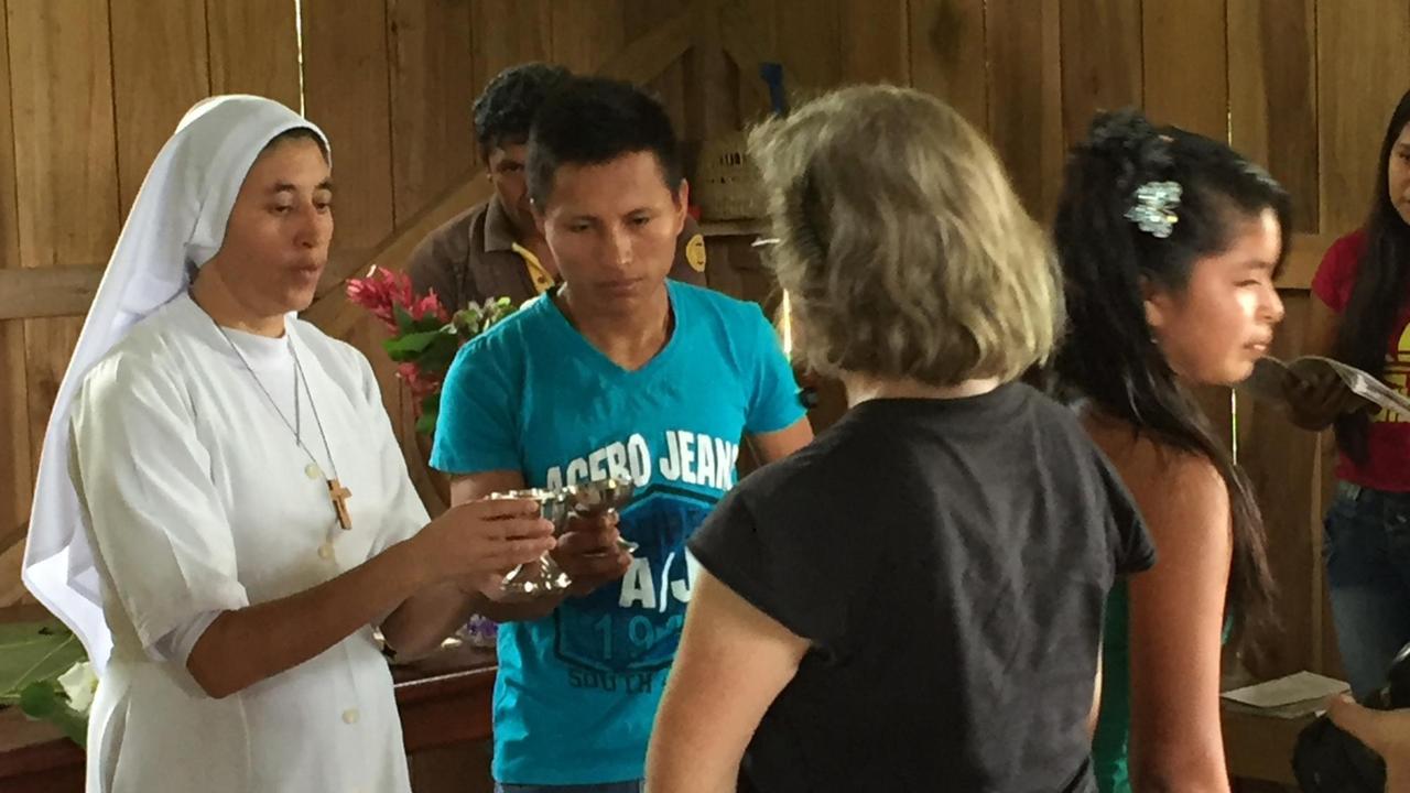 Gottesdienst mit einer Ordensschwester in Selva Alegre Gottesdienst mit einer Ordensschwester in Selva Alegre