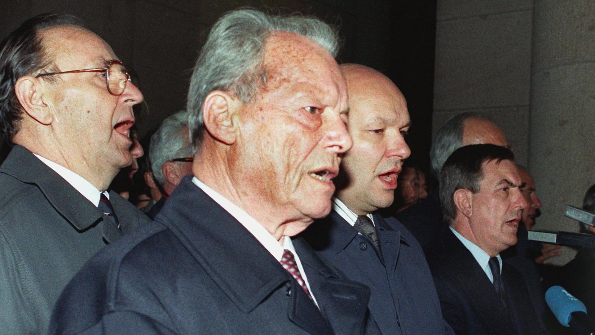 Bundesaußenminister Hans-Dietrich Genscher (FDP), Altbundeskanzler Willy Brandt (SPD), Berlins Regierender Bürgermeister Walter Momper (SPD), Jürgen Wohlrabe, Präsident des Berliner Abgeordnetenhauses, und Kanzleramtsminister Rudolf Seiters (CDU), singen bei der zentralen Kundgebung nach der Öffnung der Mauer am 10. November 1989 vor dem Schöneberger Rathaus in West-Berlin die Nationalhymne. Bundesaußenminister Hans-Dietrich Genscher (FDP), Altbundeskanzler Willy Brandt (SPD), Berlins Regierender Bürgermeister Walter Momper (SPD), Jürgen Wohlrabe, Präsident des Berliner Abgeordnetenhauses, und Kanzleramtsminister Rudolf Seiters (CDU), singen bei der zentralen Kundgebung nach der Öffnung der Mauer am 10. November 1989 vor dem Schöneberger Rathaus in West-Berlin die Nationalhymne.