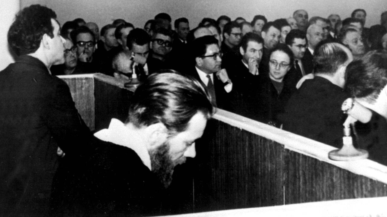 Zwei Männer sitzen als Angeklagte vor Gericht