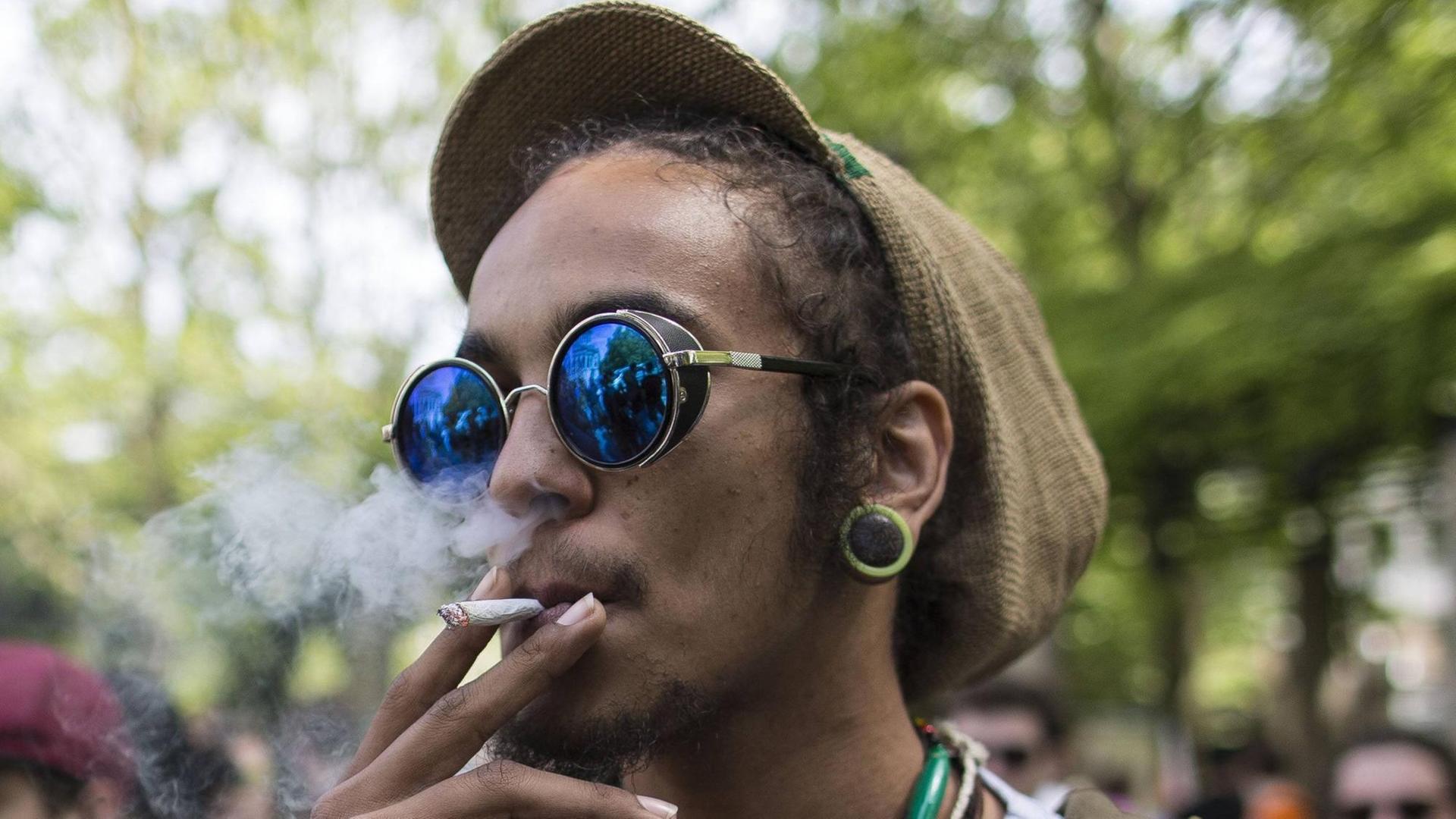 Ein Mann raucht einen Joint. Ein Mann raucht einen Joint.