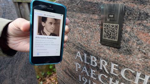 Jeder kann nun erfahren, wer der Verstorbene war: Die auf dem Handy sichtbare Internetseite wird über den QR-Code auf dem Grabstein angesteuert