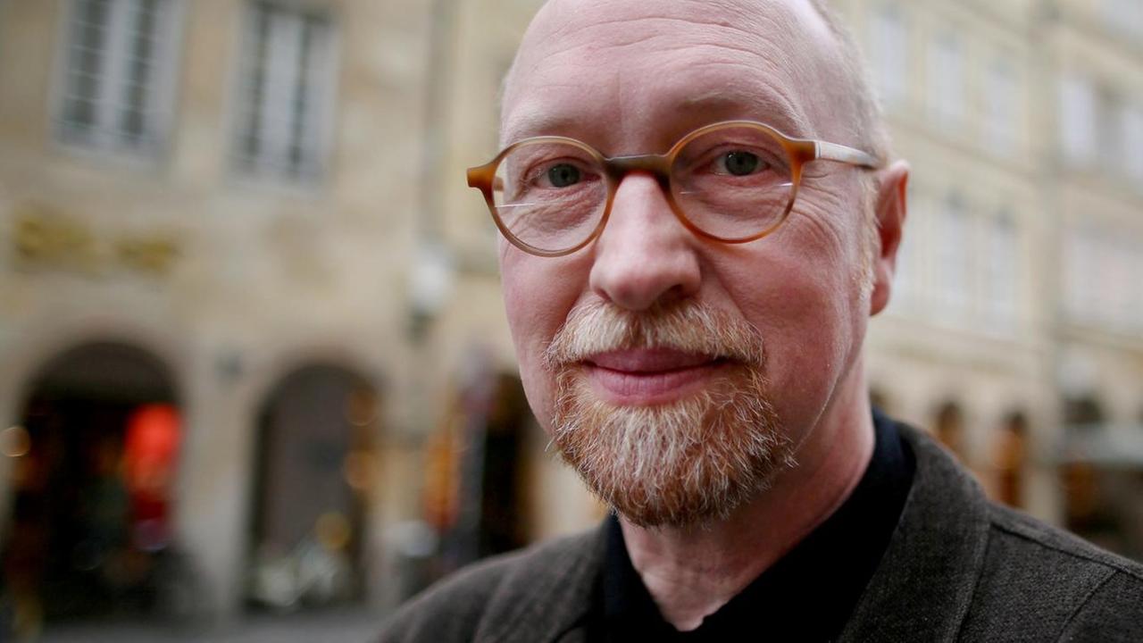 Der Schriftsteller Burkhard Spinnen steht in seiner Heimatstadt Münster auf dem Prinzipalmarkt. Der Schriftsteller Burkhard Spinnen steht in seiner Heimatstadt Münster auf dem Prinzipalmarkt.