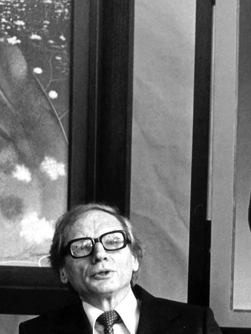 Professor Rudolf Hausner, einer der Mitbegründer der Wiener Schule des phantastischen Realismus, aufgenommen 1974 in Wien vor Werken aus seiner "Adamserie".