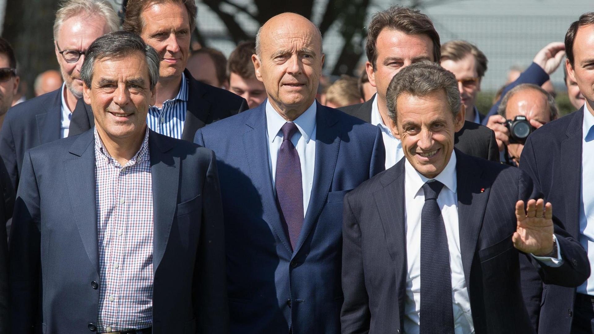Blick auf die Präsidentschaftskandidaten der Konservativen für die Wahl 2017 Francois Fillon, Alain Juppé und Nicolas Sarkozy beim Treffen der Republikaner im Seebad La Baule 2015 Blick auf die Präsidentschaftskandidaten der Konservativen für die Wahl 2017 Francois Fillon, Alain Juppé und Nicolas Sarkozy beim Treffen der Republikaner im Seebad La Baule 2015