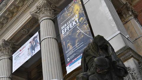 "Der Luthereffekt" steht am 10.04.2017 in Berlin auf dem Werbebanner am Eingang zum Martin-Gropius-Bau. Die Ausstellung "Der Luthereffekt - 500 Jahre Protestantismus in der Welt" wird am 11. April eröffnet.