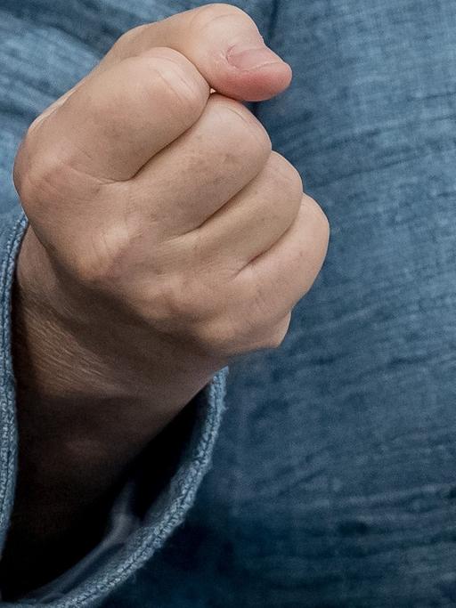 16.05.2018, Berlin: Bundeskanzlerin Angela Merkel (CDU) spricht mit geballter Faust bei der Plenarsitzung des Deutschen Bundestages im Reichstagsgebäude. Hauptthemen der 31. Sitzung der 19. Legislaturperiode sind der Bundeshaushalt 2018, die Finanzplanung des Bundes für die Jahre 2017 bis 2021 sowie einzelne Ressort-Etats.