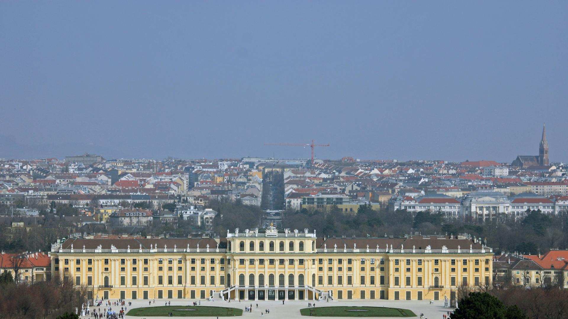Die Stadt Wien mit Schloss Schönbrunn im Vordergrund. Die Stadt Wien mit Schloss Schönbrunn im Vordergrund.