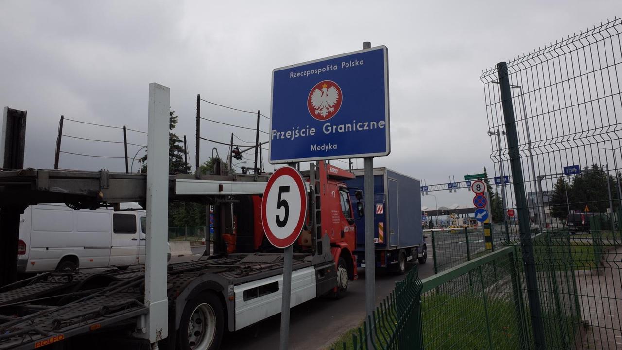 Der Grenzübergang an der ukrainisch-polnischen Grenze Der Grenzübergang an der ukrainisch-polnischen Grenze