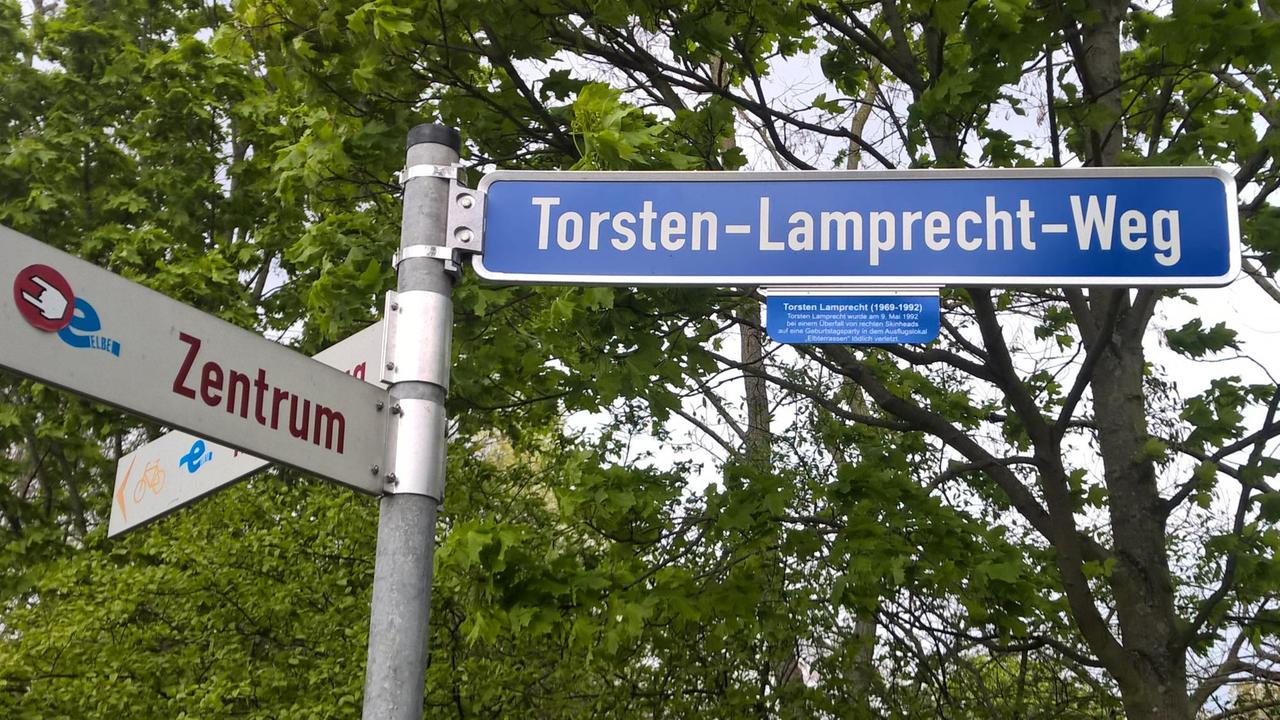 Ein Straßenschild in Magdeburg erinnert an Torsten Lamprecht, der von Skinheads zu Tode geprügelt wurde.