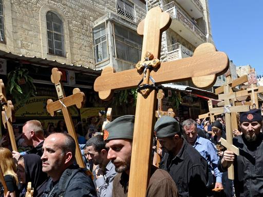 Christen pilgern am Karfreitag mit Kreuzen auf der Via Dolorosa in Jerusalem.