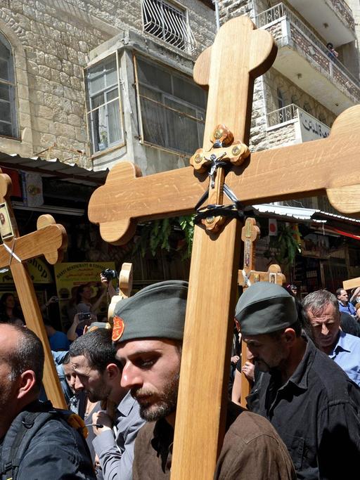 Christen pilgern am Karfreitag mit Kreuzen auf der Via Dolorosa in Jerusalem.