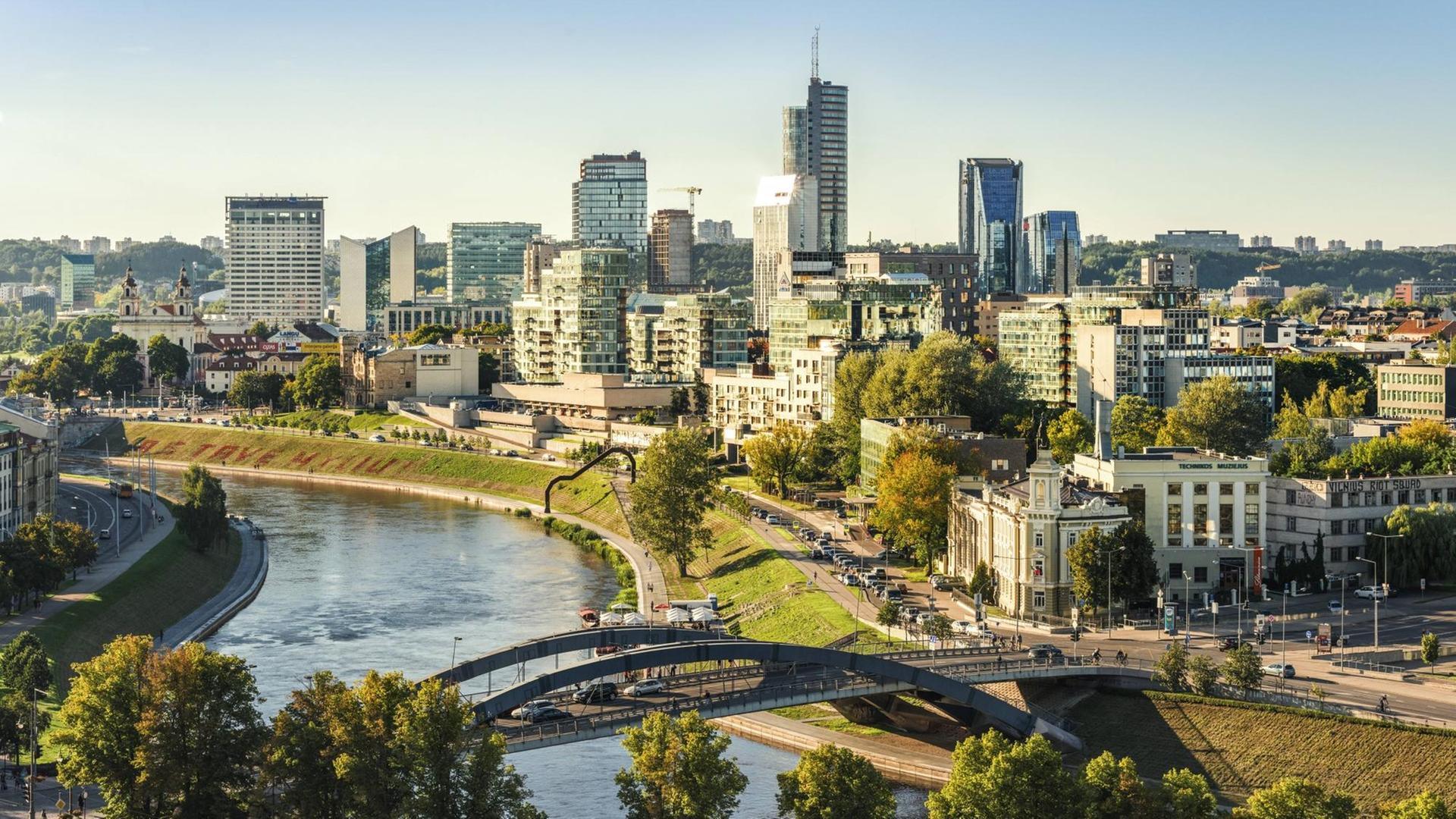 Blick auf das moderne Vilnius mit dem Europa Tower und dem Fluss Neris im Vordergrund. Blick auf das moderne Vilnius mit dem Europa Tower und dem Fluss Neris im Vordergrund.