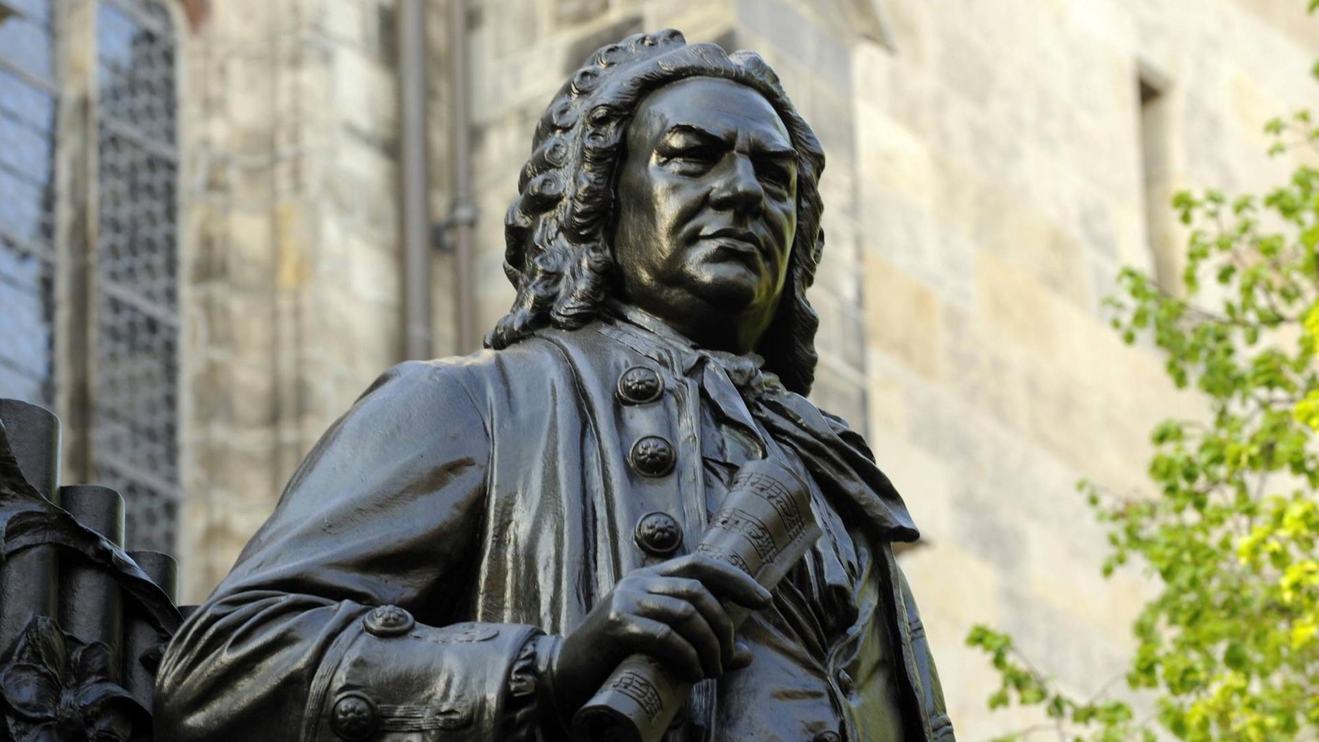 Gußeisernes Denkmal des Komponisten vor der Thomaskirche. Gußeisernes Denkmal des Komponisten vor der Thomaskirche.