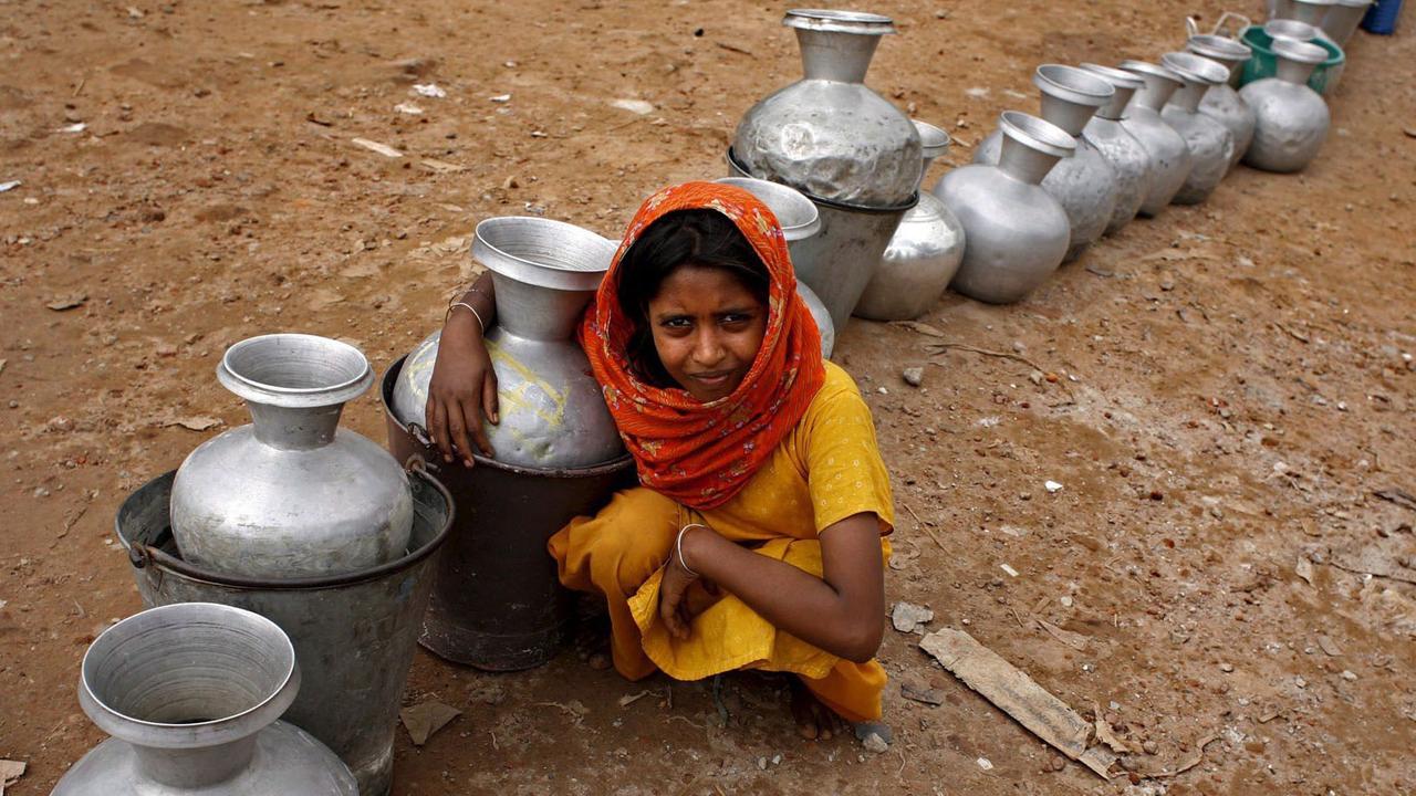 Ein Mädchen in Bangladesch wartet auf Trinkwasser. Ein Mädchen in Bangladesch wartet auf Trinkwasser.