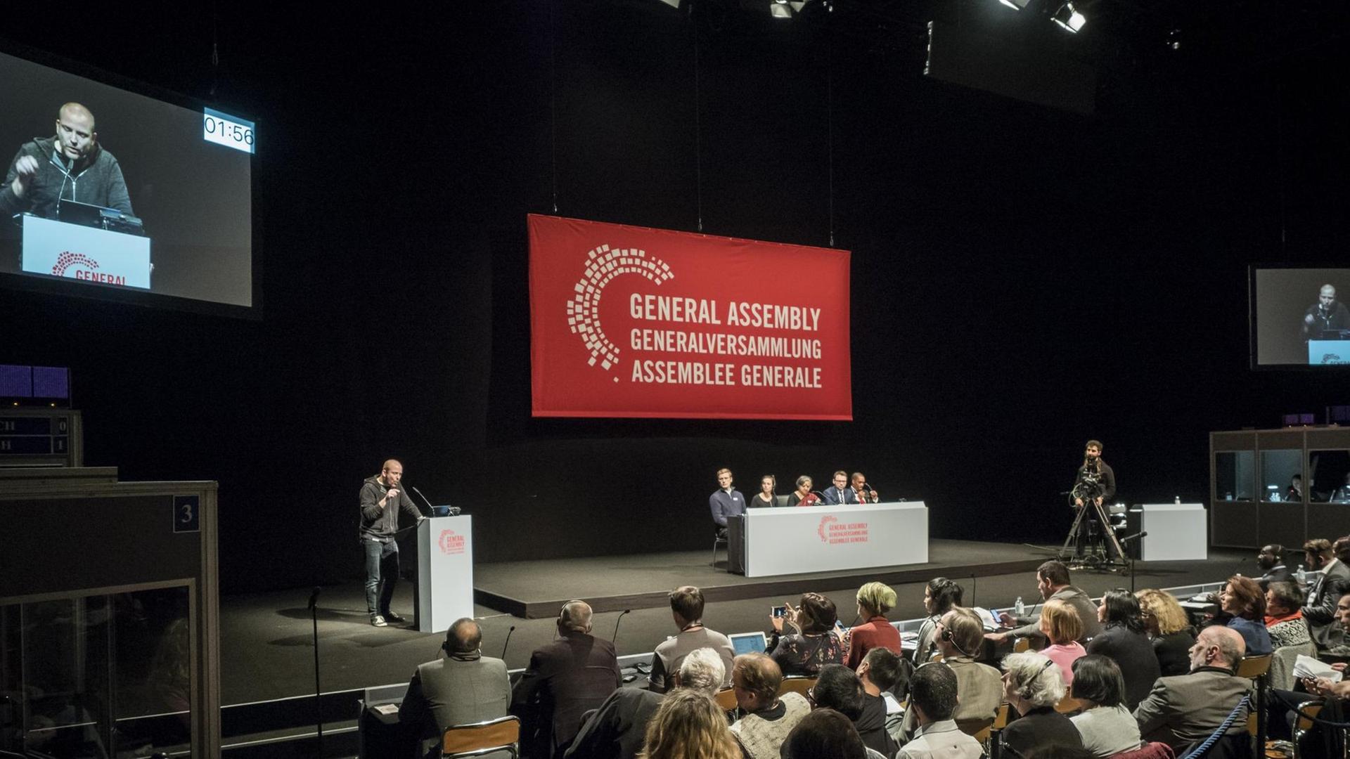 Szene aus dem Stück "General Assembly" von Milo Rau in der Schaubühne in Berlin. Szene aus dem Stück "General Assembly" von Milo Rau in der Schaubühne in Berlin.