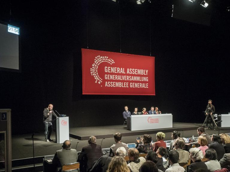 Szene aus dem Stück "General Assembly" von Milo Rau in der Schaubühne in Berlin.