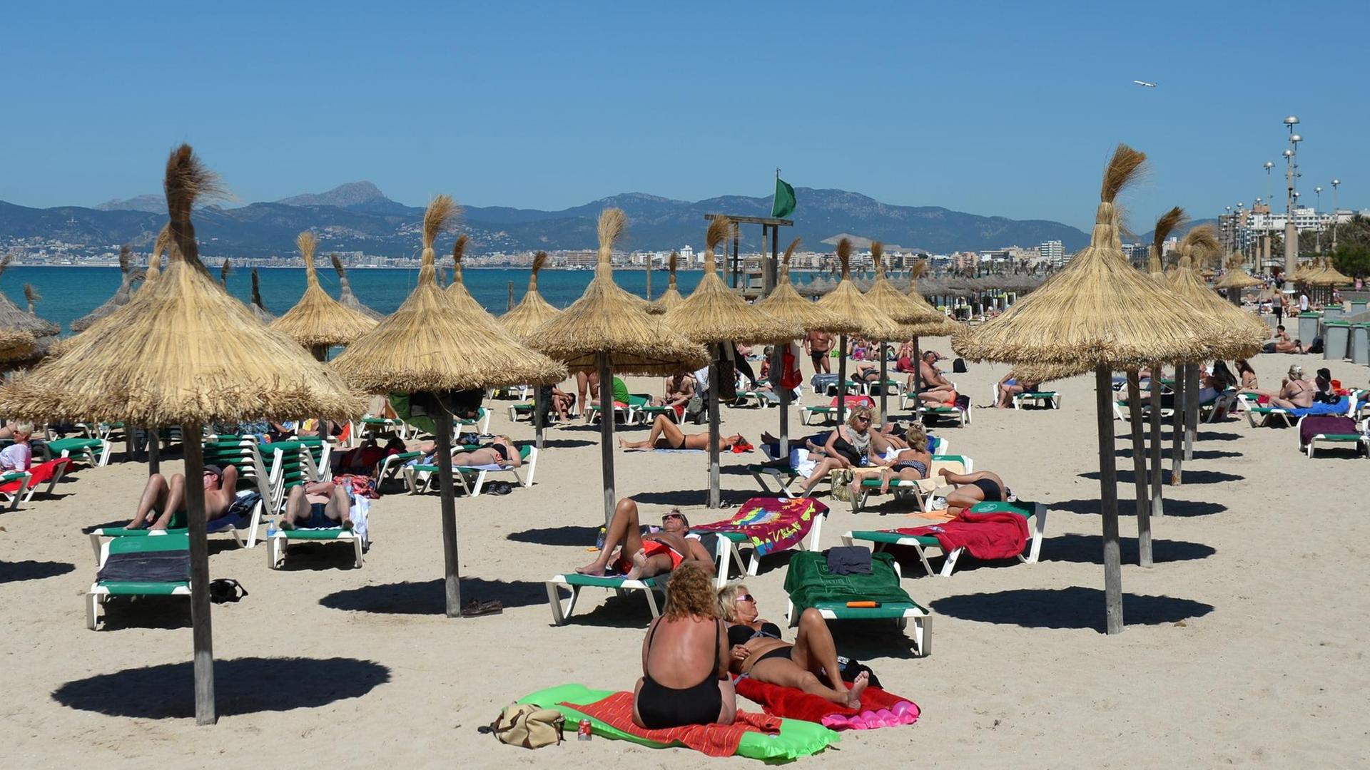 Strandleben an der Playa de Palma in S'Arenal, fotografiert am 03.05.2016 in Arenal (Spanien) bei Palma de Mallorca. Strandleben an der Playa de Palma in S'Arenal, fotografiert am 03.05.2016 in Arenal (Spanien) bei Palma de Mallorca.