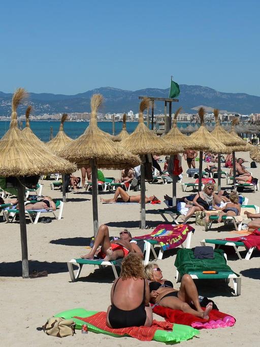 Strandleben an der Playa de Palma in S'Arenal, fotografiert am 03.05.2016 in Arenal (Spanien) bei Palma de Mallorca.