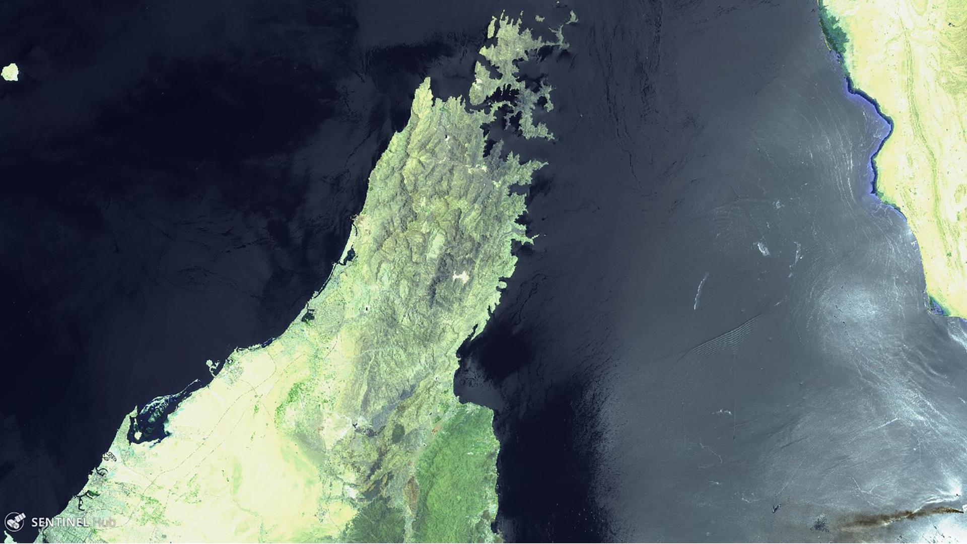 Das Falschfarbenbild des Satelliten Sentinel-2 der Europäischen Kommission zeigt den Öltanker "Front Altair" (unten rechts) im Golf von Oman mit Rauch Das Falschfarbenbild des Satelliten Sentinel-2 der Europäischen Kommission zeigt den Öltanker "Front Altair" (unten rechts) im Golf von Oman mit Rauch