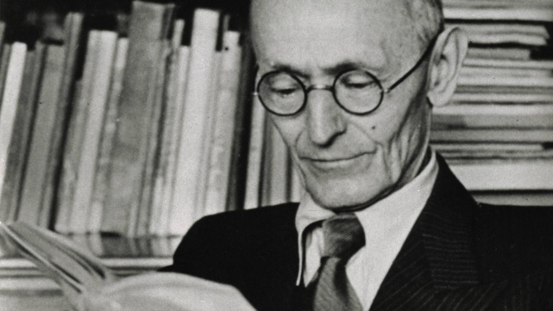 Der Schriftsteller und Dichter Hermann Hesse, 1877 - 1962, hochbetagt in seinem Haus in Montagnola im schweizerischen Tessin Der Schriftsteller und Dichter Hermann Hesse, 1877 - 1962, hochbetagt in seinem Haus in Montagnola im schweizerischen Tessin