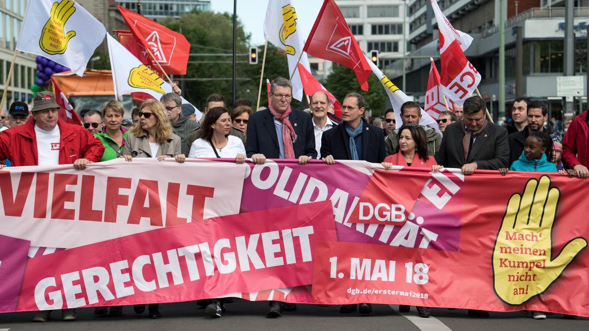 01.05.2018, Berlin: Michael Mü?ller (SPD, 4.v.r.), Regierender Bü?rgermeister von Berlin, nimmt zusammen mit seinen Senatoren Elke Breitenbach (Die Linke, 2.v.l.), Berliner Senatorin fü?r Arbeit und Soziales, Sandra Scheeres (SPD, 4.v.l.), Berliner Bildungssenatorin, Dilek Kolat (SPD, 3.v.r.), Berliner Gesundheitssenatorin, und Andreas Geisel (SPD, 2.v.r.), Berliner Innensenator, sowie Irene Schulz (3.v.l.), Mitglied des Hauptvorstands der IG Metall, und Christian Hoßbach (M), Bezirksvorsitzender DGB Berlin-Brandenburg, an dem Demonstrationszug der Gewerkschaften teil. 01.05.2018, Berlin: Michael Mü?ller (SPD, 4.v.r.), Regierender Bü?rgermeister von Berlin, nimmt zusammen mit seinen Senatoren Elke Breitenbach (Die Linke, 2.v.l.), Berliner Senatorin fü?r Arbeit und Soziales, Sandra Scheeres (SPD, 4.v.l.), Berliner Bildungssenatorin, Dilek Kolat (SPD, 3.v.r.), Berliner Gesundheitssenatorin, und Andreas Geisel (SPD, 2.v.r.), Berliner Innensenator, sowie Irene Schulz (3.v.l.), Mitglied des Hauptvorstands der IG Metall, und Christian Hoßbach (M), Bezirksvorsitzender DGB Berlin-Brandenburg, an dem Demonstrationszug der Gewerkschaften teil.