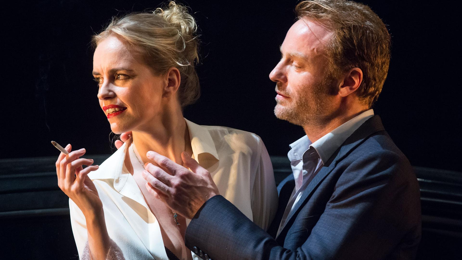 Nina Hoss und Mark Waschke in "Bella Figura" an der Berliner Schaubühne Nina Hoss und Mark Waschke in "Bella Figura" an der Berliner Schaubühne