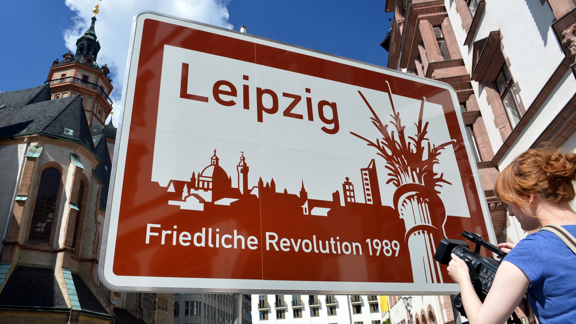 Schild vor der Leipziger Nikolaikirche mit der Aufschrift "Leipzig - Friedliche Revolution 1989" Schild vor der Leipziger Nikolaikirche mit der Aufschrift "Leipzig - Friedliche Revolution 1989"