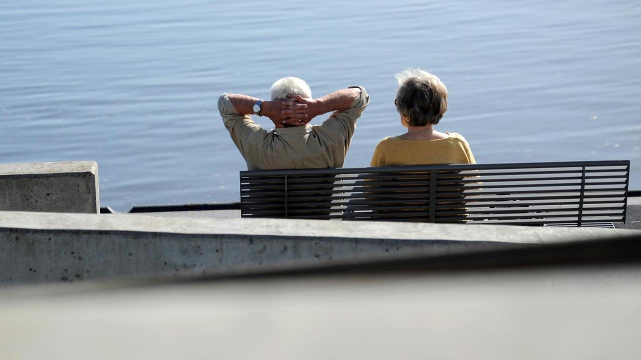 Ein Senioren-Paar sitzt am 10.04.2011 auf einer Bank an der Elbe in Geesthacht bei Hamburg.