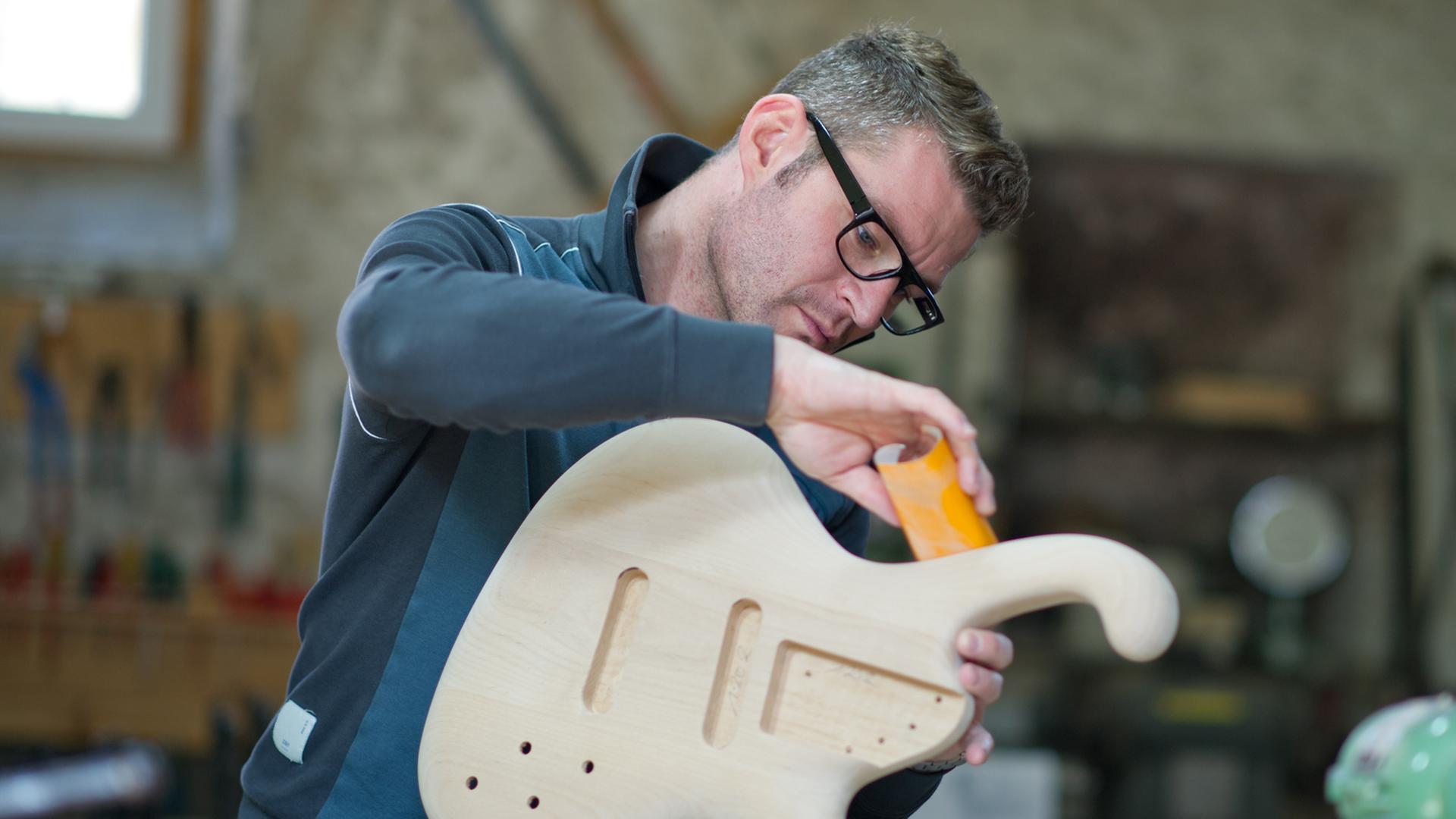 Der Gitarrenbauer Jens Ritter in Deidesheim in seiner Werkstatt bei der Arbeit an einer neuen Bassgitarre (aufgenommen 2012). Der Gitarrenbauer Jens Ritter in Deidesheim in seiner Werkstatt bei der Arbeit an einer neuen Bassgitarre (aufgenommen 2012).