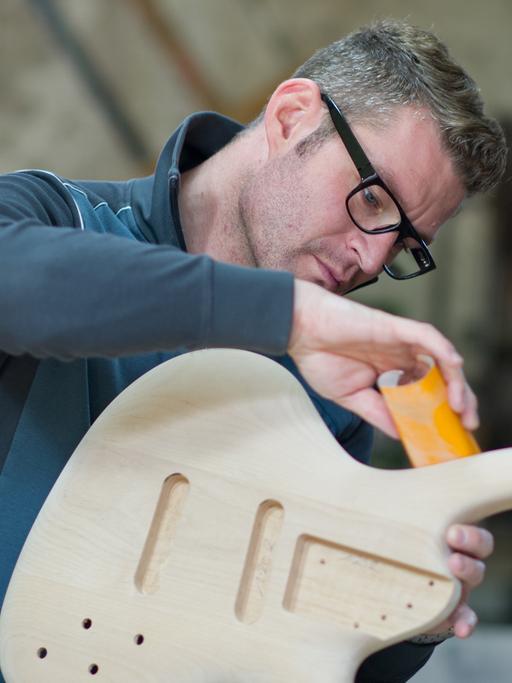 Der Gitarrenbauer Jens Ritter in Deidesheim in seiner Werkstatt bei der Arbeit an einer neuen Bassgitarre (aufgenommen 2012).