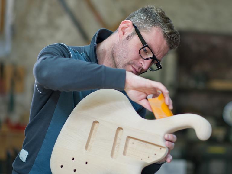 Der Gitarrenbauer Jens Ritter in Deidesheim in seiner Werkstatt bei der Arbeit an einer neuen Bassgitarre (aufgenommen 2012).