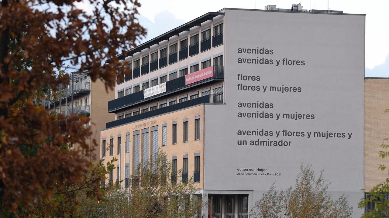 Die Fassade der Alice Salomon Hochschule in Berlin mit dem Gedicht von Eugen Gomringer. In der Zeile heißt es: "Alleen und Blumen und Frauen und ein Bewunderer". Die Fassade der Alice Salomon Hochschule in Berlin mit dem Gedicht von Eugen Gomringer. In der Zeile heißt es: "Alleen und Blumen und Frauen und ein Bewunderer".