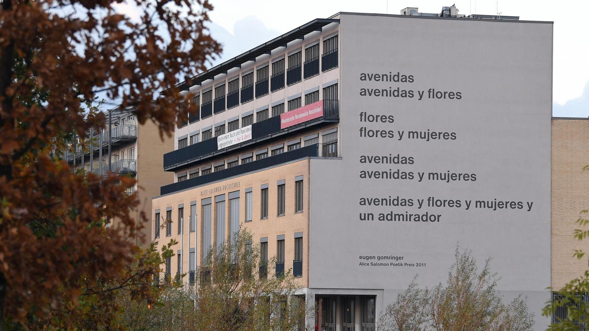 Die Fassade der Alice Salomon Hochschule in Berlin mit dem Gedicht von Eugen Gomringer. In der Zeile heißt es: "Alleen und Blumen und Frauen und ein Bewunderer". Die Fassade der Alice Salomon Hochschule in Berlin mit dem Gedicht von Eugen Gomringer. In der Zeile heißt es: "Alleen und Blumen und Frauen und ein Bewunderer".