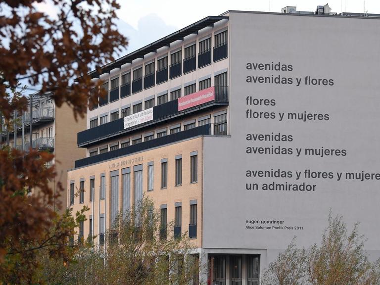 Die Fassade der Alice Salomon Hochschule in Berlin mit dem Gedicht von Eugen Gomringer. In der Zeile heißt es: "Alleen und Blumen und Frauen und ein Bewunderer".