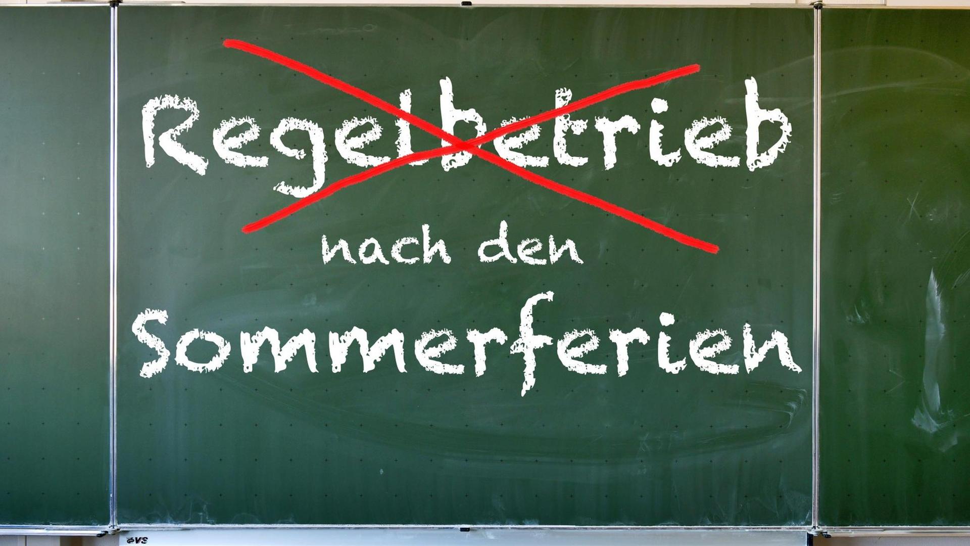 FOTOMONTAGE: Sie zeigt eine Kreideaufschrift auf einer Tafel: "Regelbetrieb nach den Schulferien", das Wort Regelbetrieb ist rot durchgestrichen.
