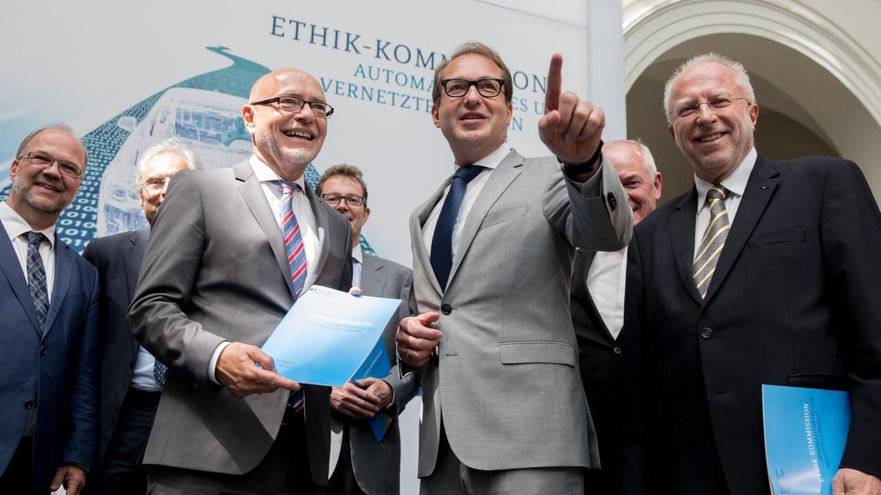 Der Rechtswissenschaftler Dirk Heckmann (links), der Jurist Udo di Fabio (2.von links) und der Physiker Armin Grunwald (rechts) überreichen den Bericht der Ethik-Kommission für selbstfahrende und vernetzte Autos an Bundesverkehrsminister Alexander Dobrindt (CSU). Der Rechtswissenschaftler Dirk Heckmann (links), der Jurist Udo di Fabio (2.von links) und der Physiker Armin Grunwald (rechts) überreichen den Bericht der Ethik-Kommission für selbstfahrende und vernetzte Autos an Bundesverkehrsminister Alexander Dobrindt (CSU).