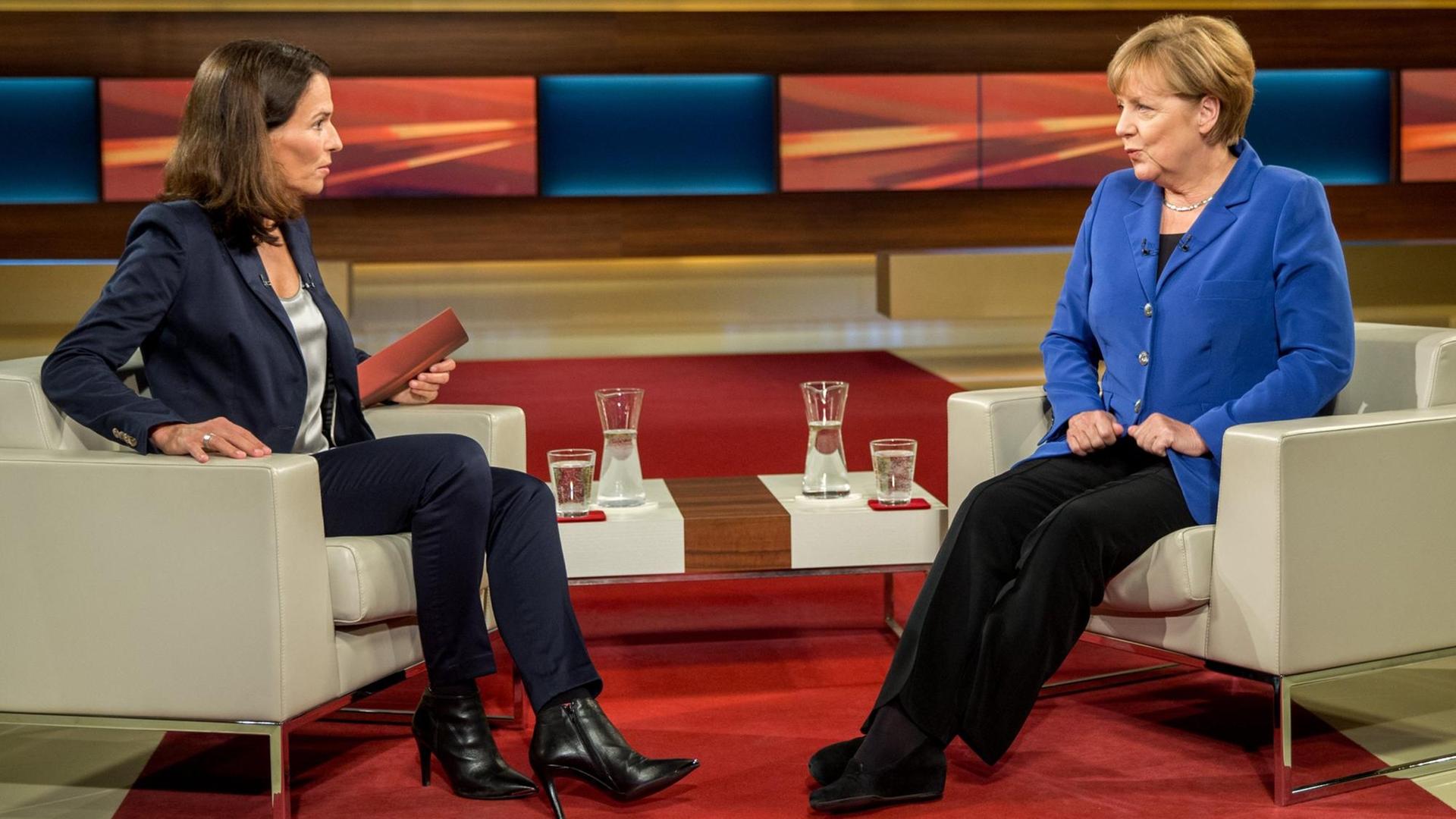 Bundeskanzlerin Angela Merkel (CDU) mit TV-Moderatorin Anne Will. Bundeskanzlerin Angela Merkel (CDU) mit TV-Moderatorin Anne Will.