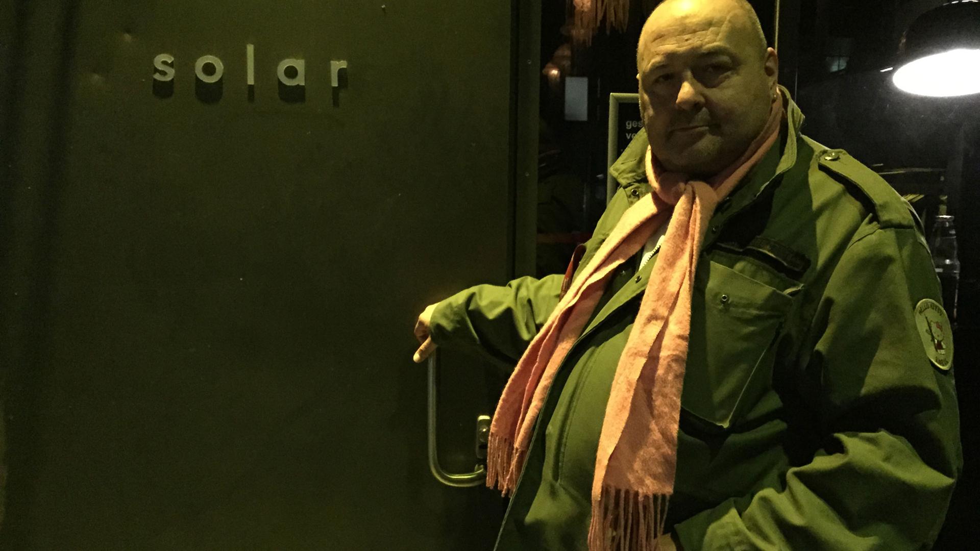 Der Türsteher Frank Künster steht vor dem Eingang der Restaurant-Bar Solar in Berlin, im Hintergrund ist der Schriftzug "solar" zu sehen. Der Türsteher Frank Künster steht vor dem Eingang der Restaurant-Bar Solar in Berlin, im Hintergrund ist der Schriftzug "solar" zu sehen.