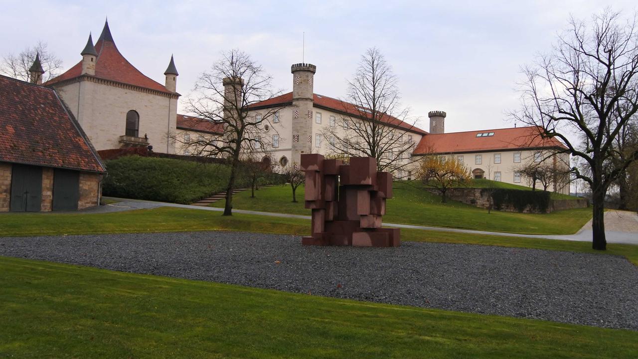 Schloss Derneburg mit einer Skulptur von Antony Gormley im Vordergrund Schloss Derneburg mit einer Skulptur von Antony Gormley im Vordergrund
