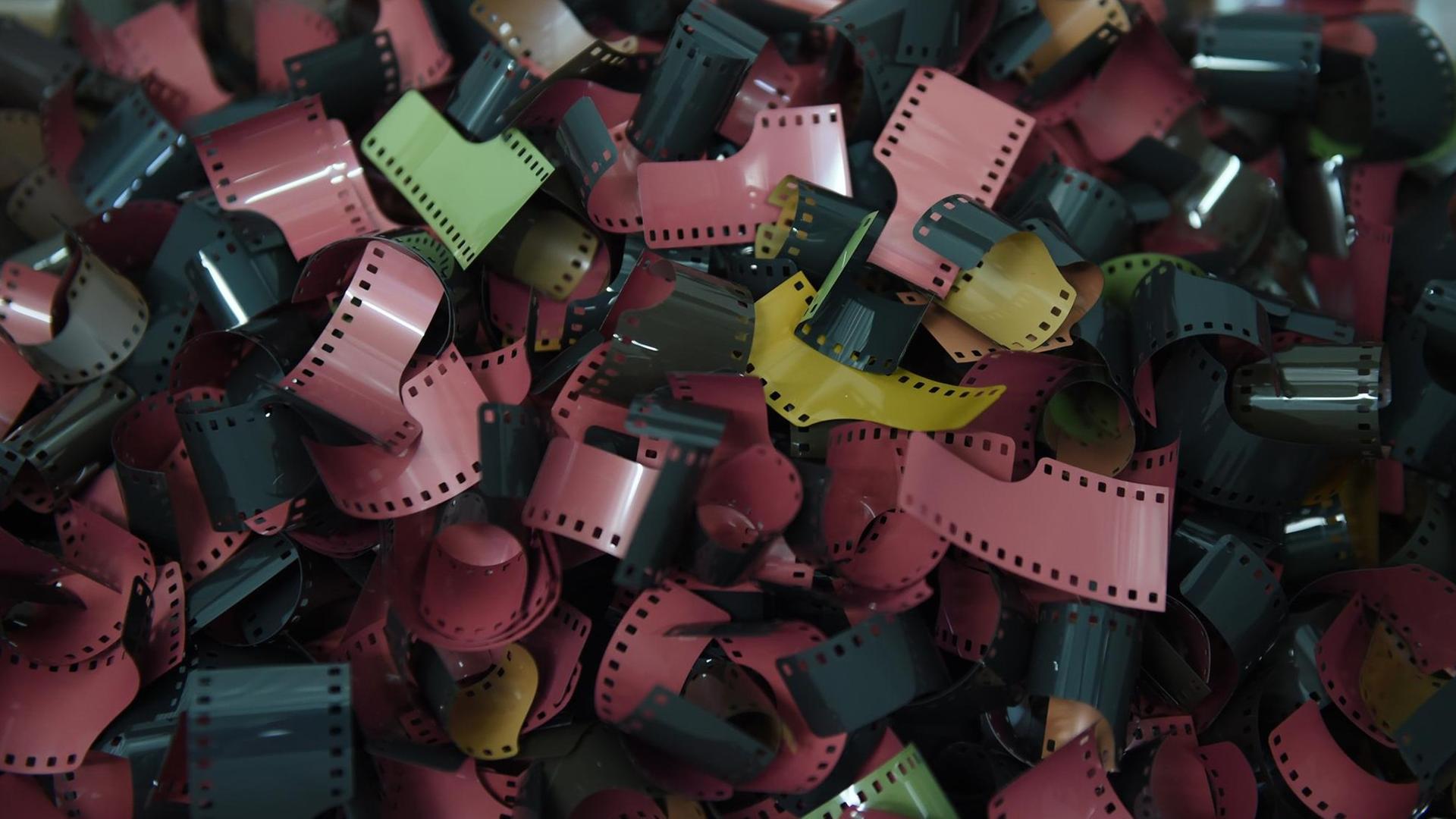 Filmrollen mit Negativen liegen in einer Schale. Filmrollen mit Negativen liegen in einer Schale.