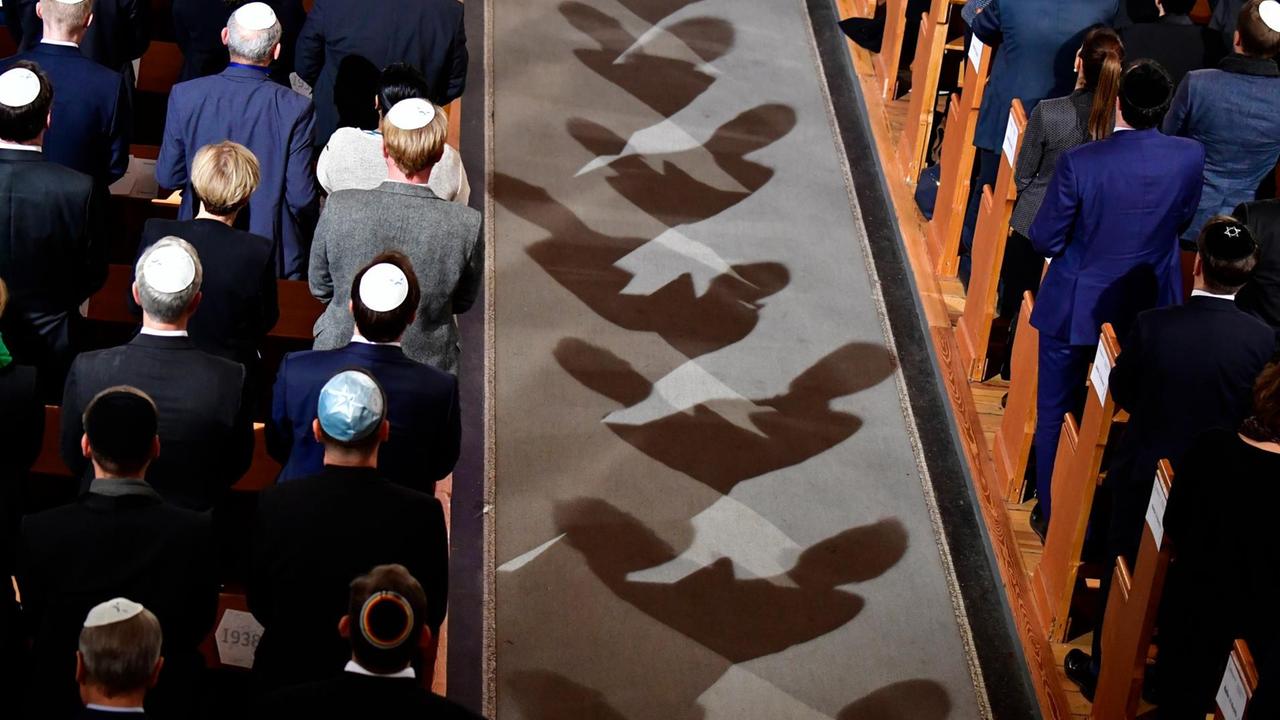 Männer mit Kippa in der Synagoge. Männer mit Kippa in der Synagoge.