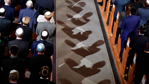 Männer mit Kippa in der Synagoge.