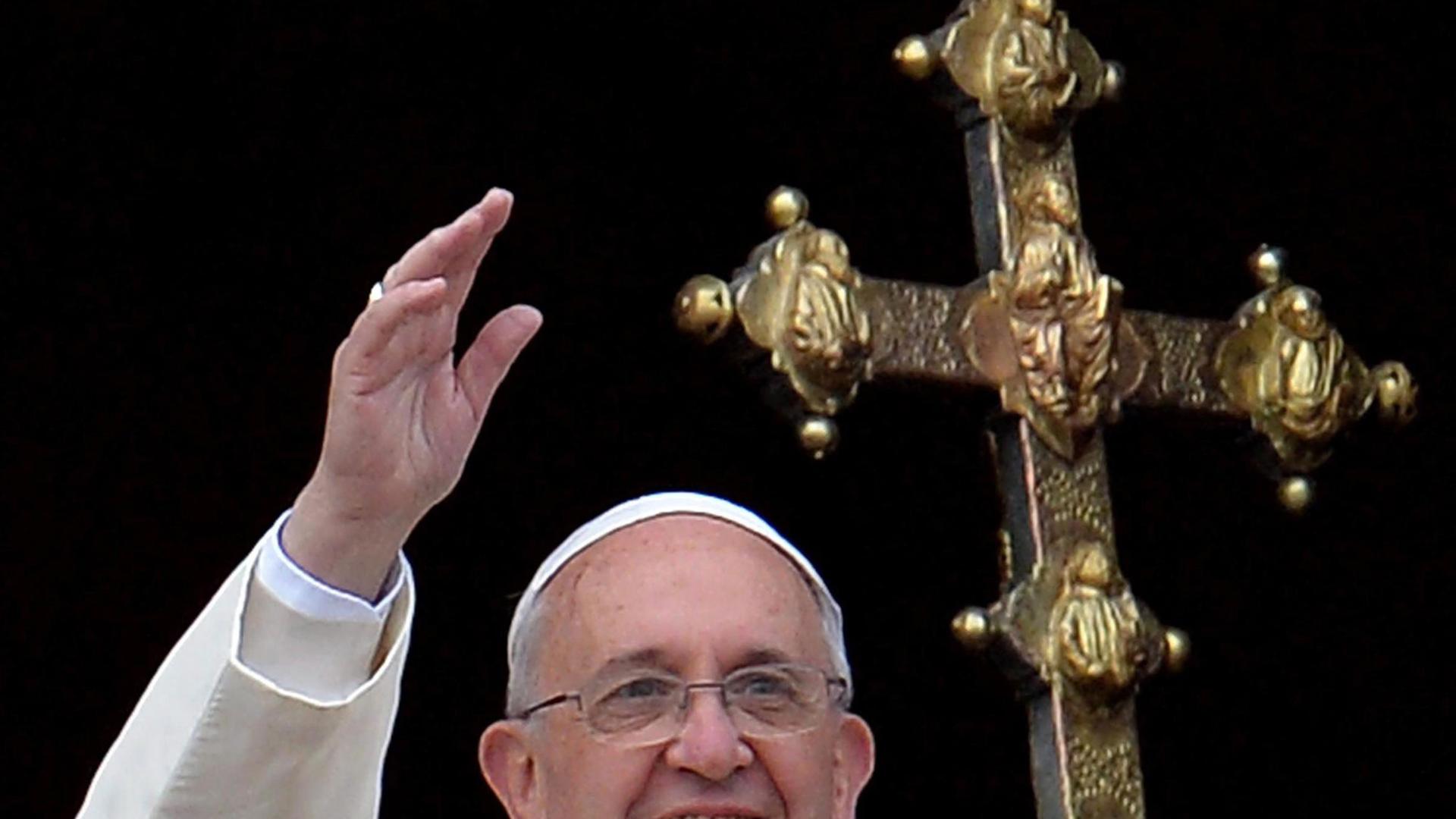 Papst Franziskus mit erhobener Hand beim traditionellen Segen Urbi et Orbi am ersten Weihnachtsfeiertag in Rom Papst Franziskus mit erhobener Hand beim traditionellen Segen Urbi et Orbi am ersten Weihnachtsfeiertag in Rom