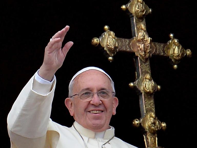 Papst Franziskus mit erhobener Hand beim traditionellen Segen Urbi et Orbi am ersten Weihnachtsfeiertag in Rom