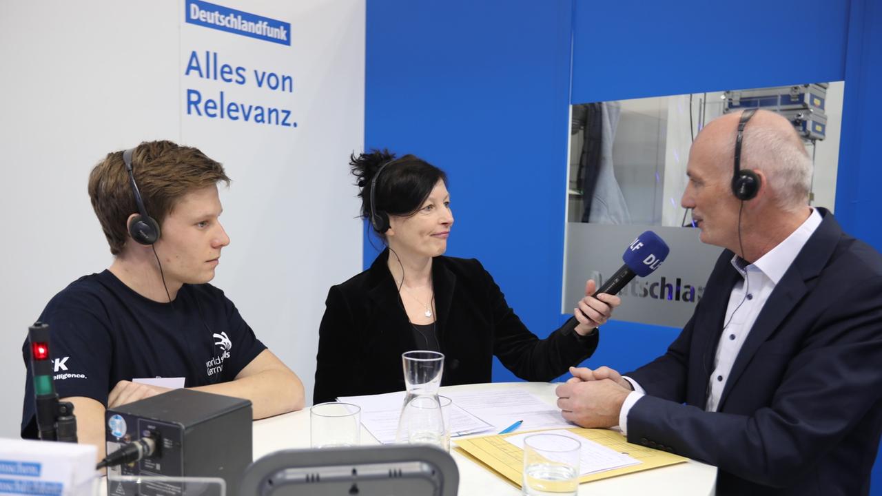 Hubert Romer von WorldSkills Germany und Wettbewerbsteilnehmer Christoph Frank im Gespräch mit Kate Maleike am 17.02.2017 auf der "didacta" in Stuttgart Hubert Romer von WorldSkills Germany und Wettbewerbsteilnehmer Christoph Frank im Gespräch mit Kate Maleike am 17.02.2017 auf der "didacta" in Stuttgart