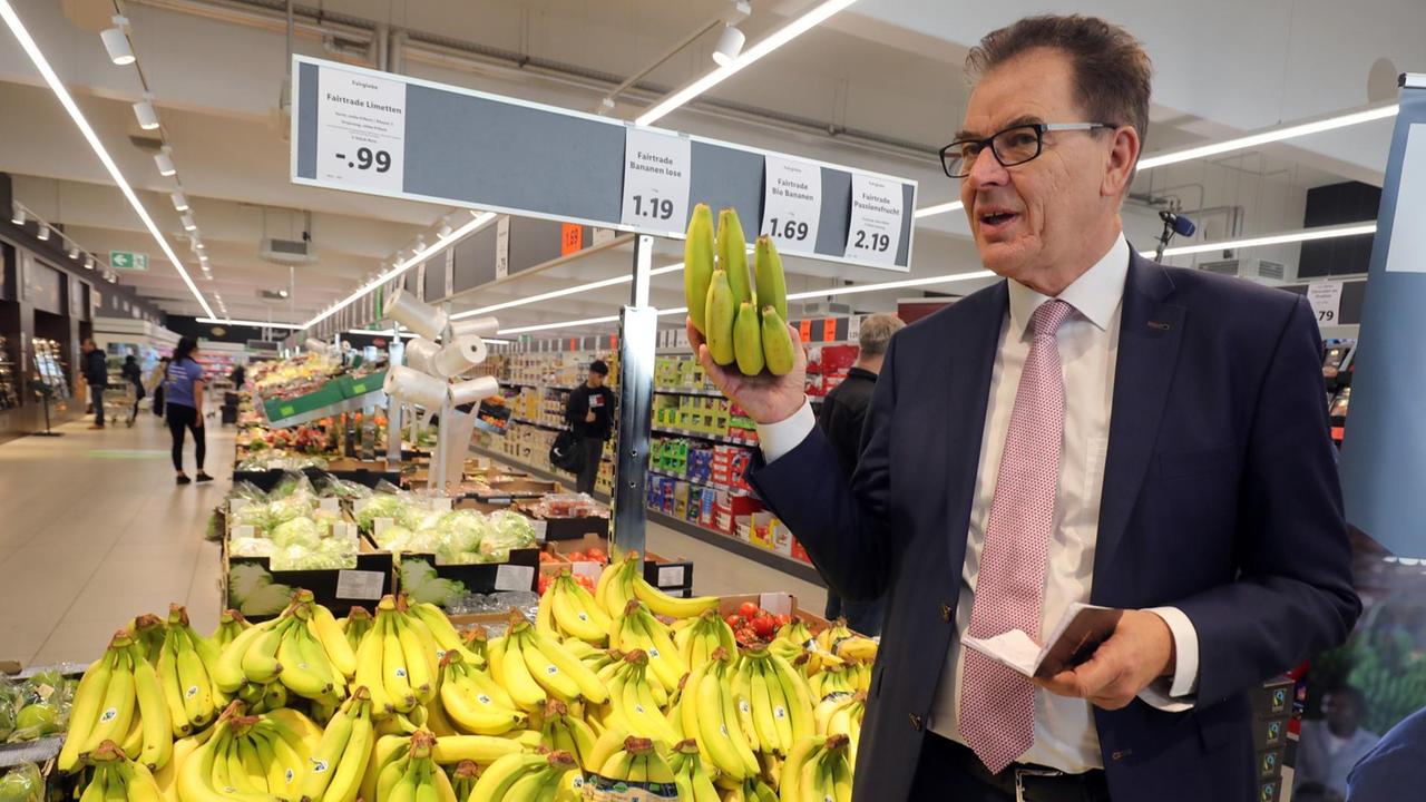 Gerd Müller (CSU), Bundesentwicklungsminister, informiert sich in einem Berliner Lidl-Supermarkt zu fairem Einkauf und wird dabei vom Vorsitzenden der Geschäftsleitung von Lidl Deutschland bei einem gemeinsamen Supermarkt-Rundgang begleitet. 