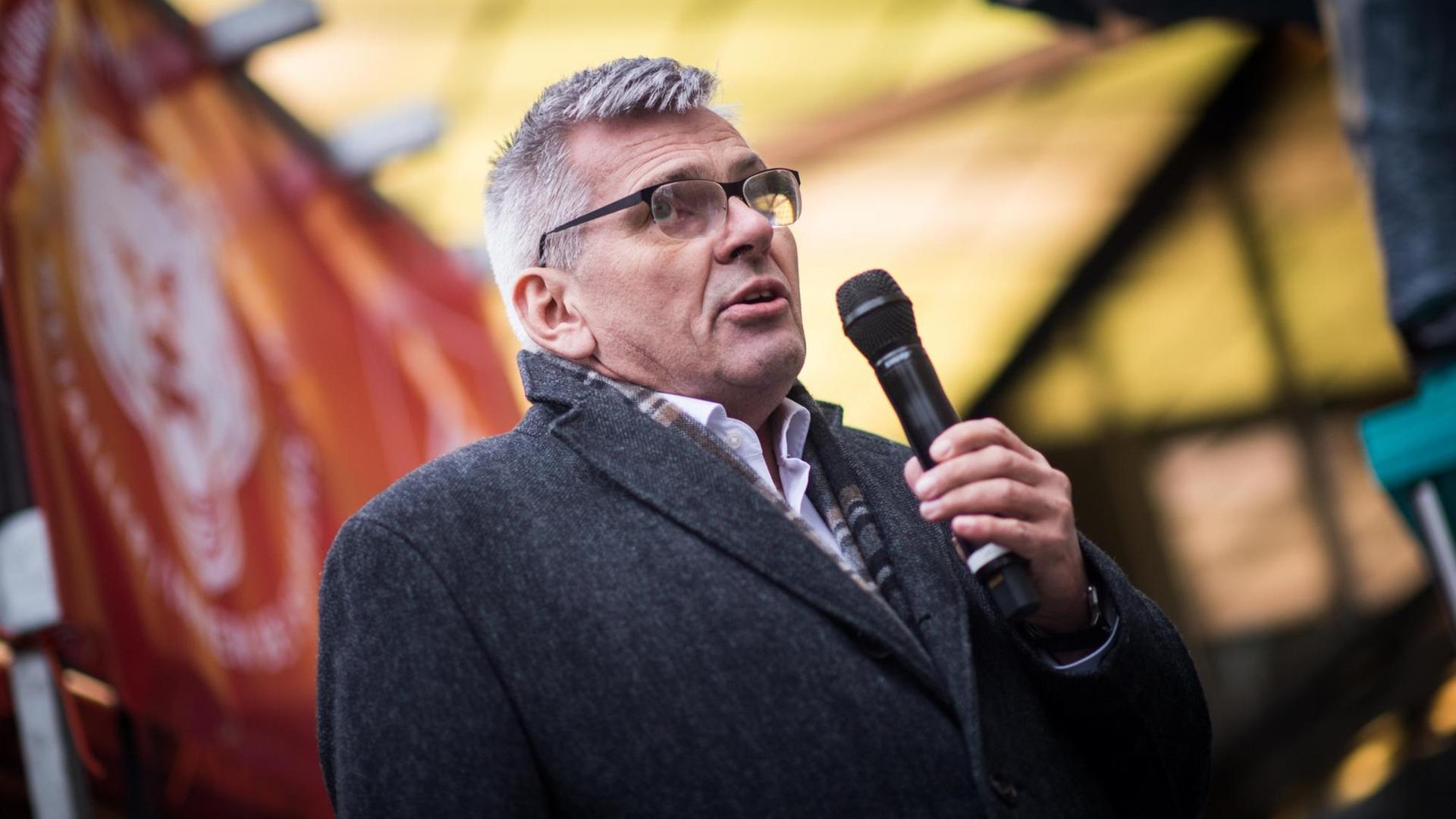 Der Vorsitzende der IG Metall, Jörg Hofmann, im November 2017 während einer Protestkundgebung in Berlin. Der Vorsitzende der IG Metall, Jörg Hofmann, im November 2017 während einer Protestkundgebung in Berlin.