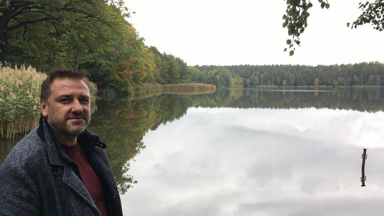 Dirk Rohrbach, Geschäftsführer der Lausitzer Füchse, steht am Braunsteich in Weißwasser. Dirk Rohrbach, Geschäftsführer der Lausitzer Füchse, steht am Braunsteich in Weißwasser.
